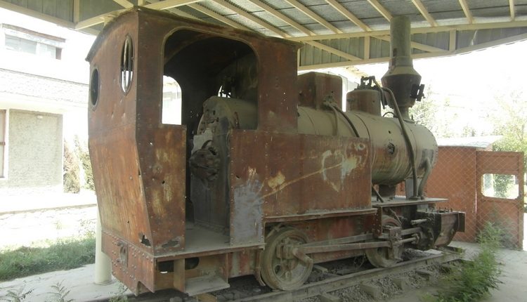 af-kabul-museum-steam-loco-plinth-right-20120901-nigel_emms